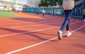 為什么跑步時總是按照逆時針的方向跑？