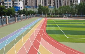 噴顆粒跑道掉顆粒的原因解析