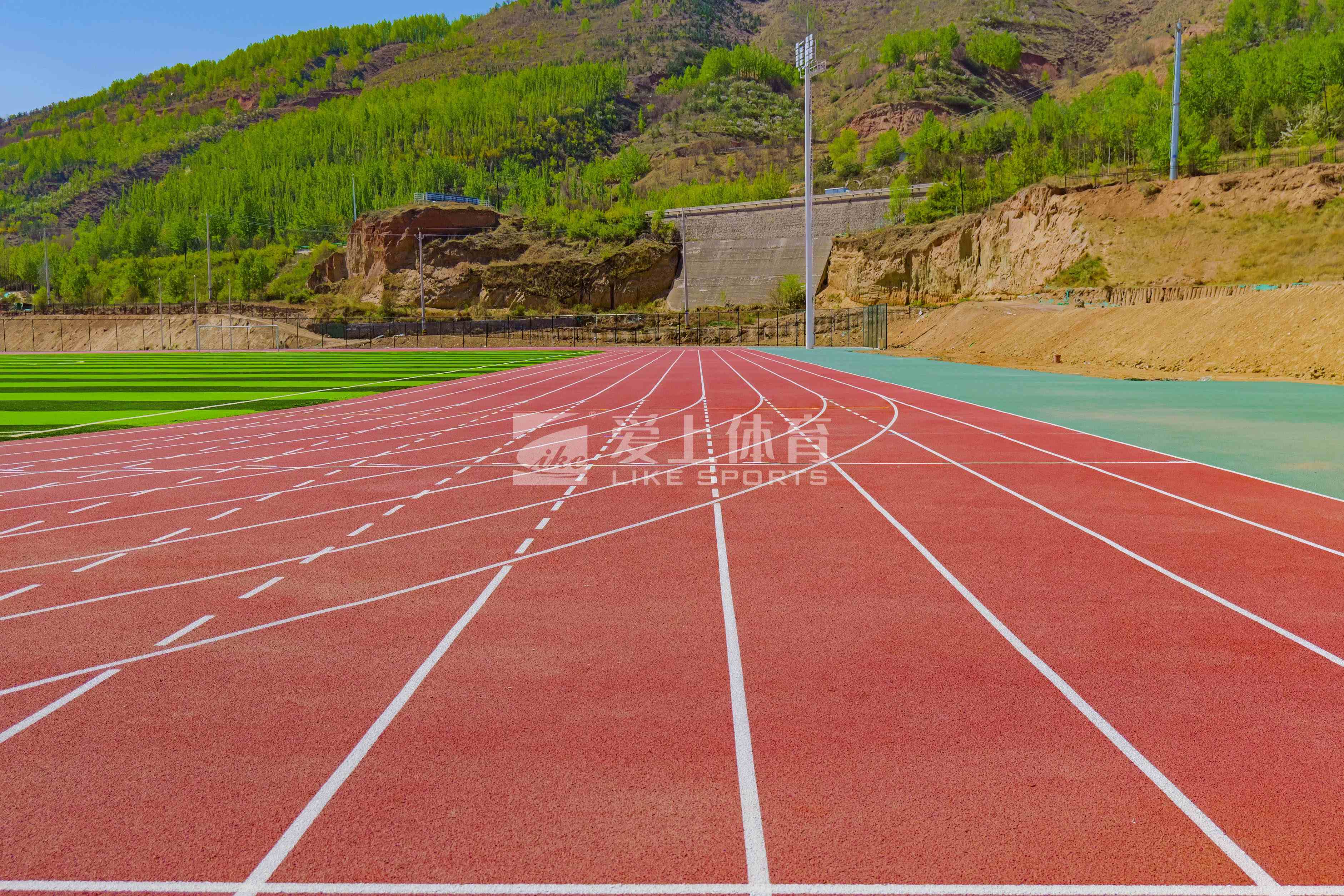 青藏高原首所高等學(xué)府青海民族大學(xué)|愛上全塑型自結(jié)紋塑膠跑道