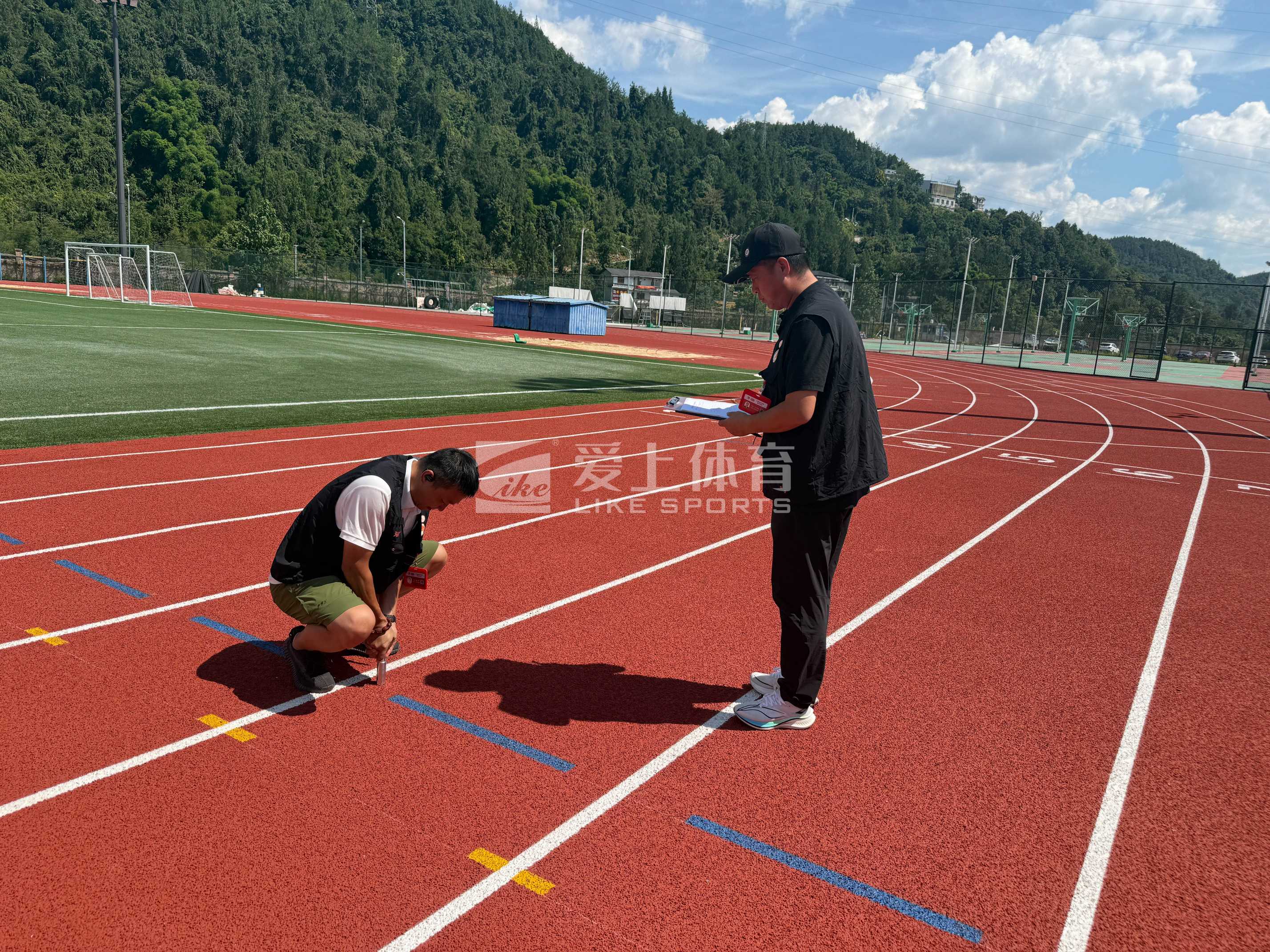 田協(xié)驗收再 1！湖北恩施學(xué)院愛上混合型塑膠跑道通過中國田協(xié)II類場地驗收