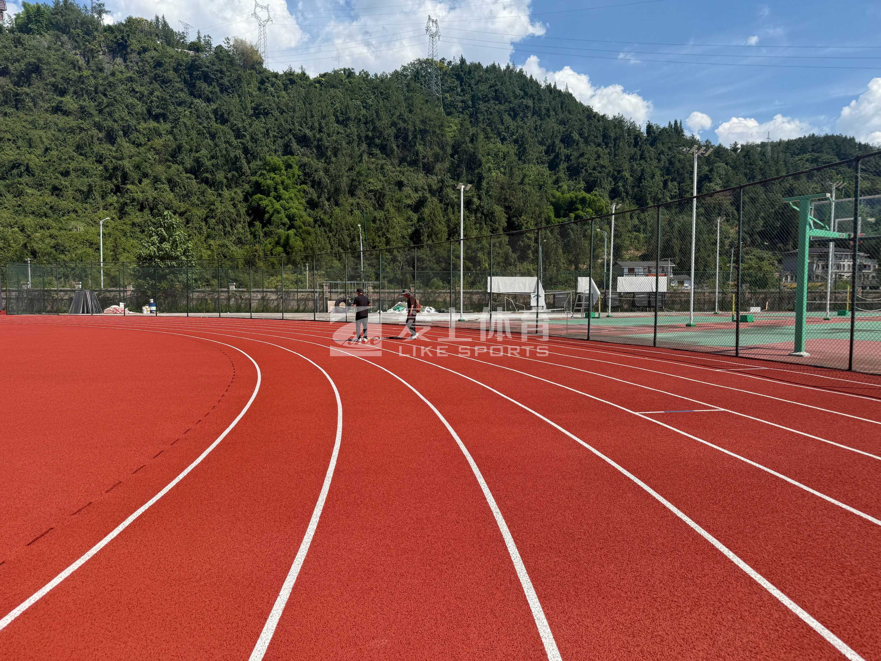田協(xié)驗收再 1！湖北恩施學(xué)院愛上混合型塑膠跑道通過中國田協(xié)II類場地驗收